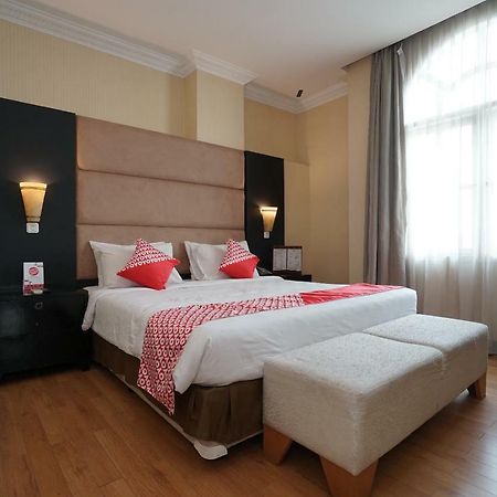 Capital O 1128 Hotel Imara Palembang Exterior photo