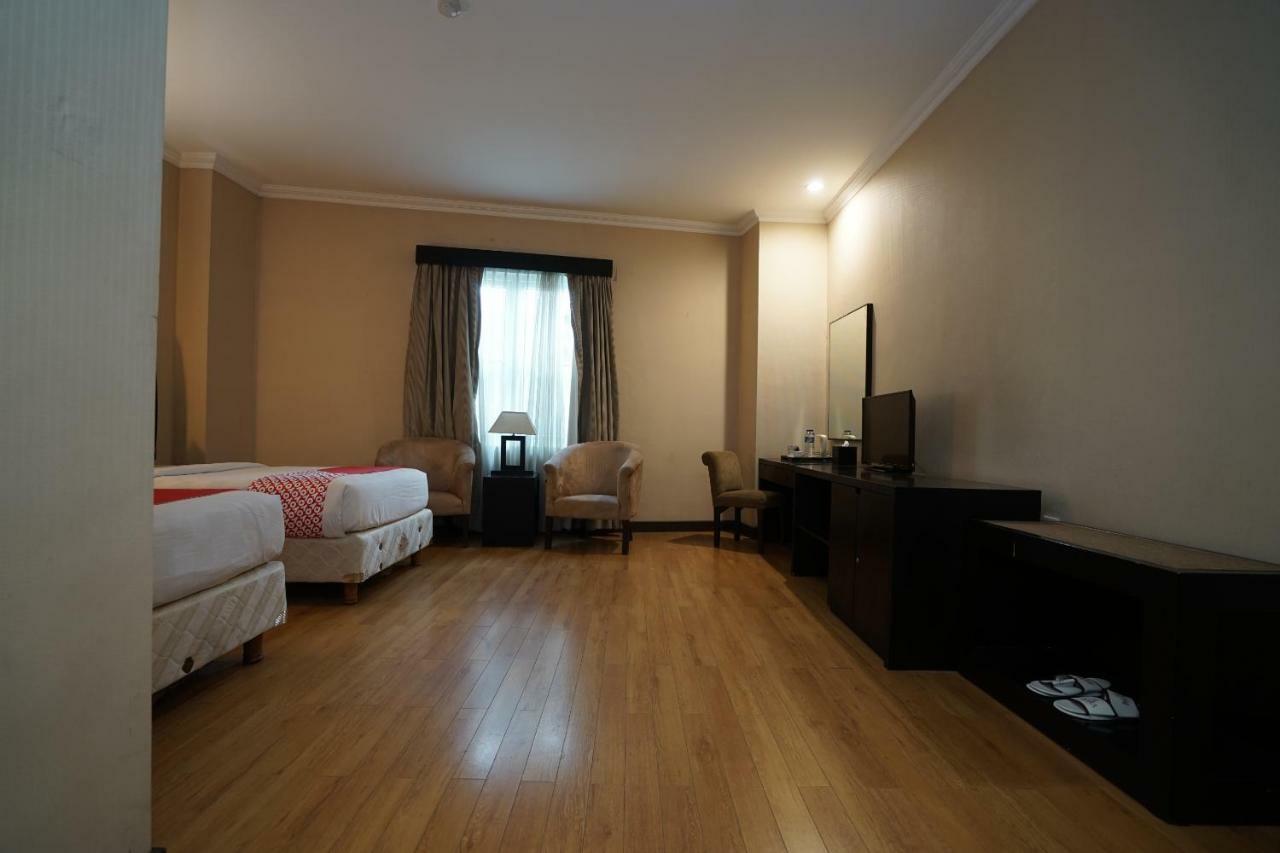 Capital O 1128 Hotel Imara Palembang Exterior photo